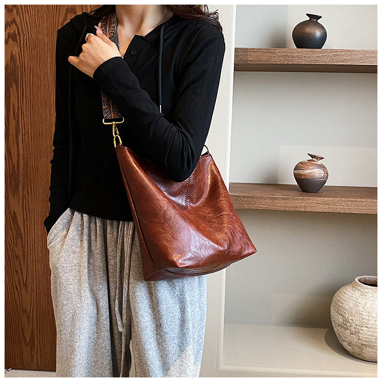 Retro Shoulder Messenger Bag Large Capacity Commuter Women's Bucket Bag