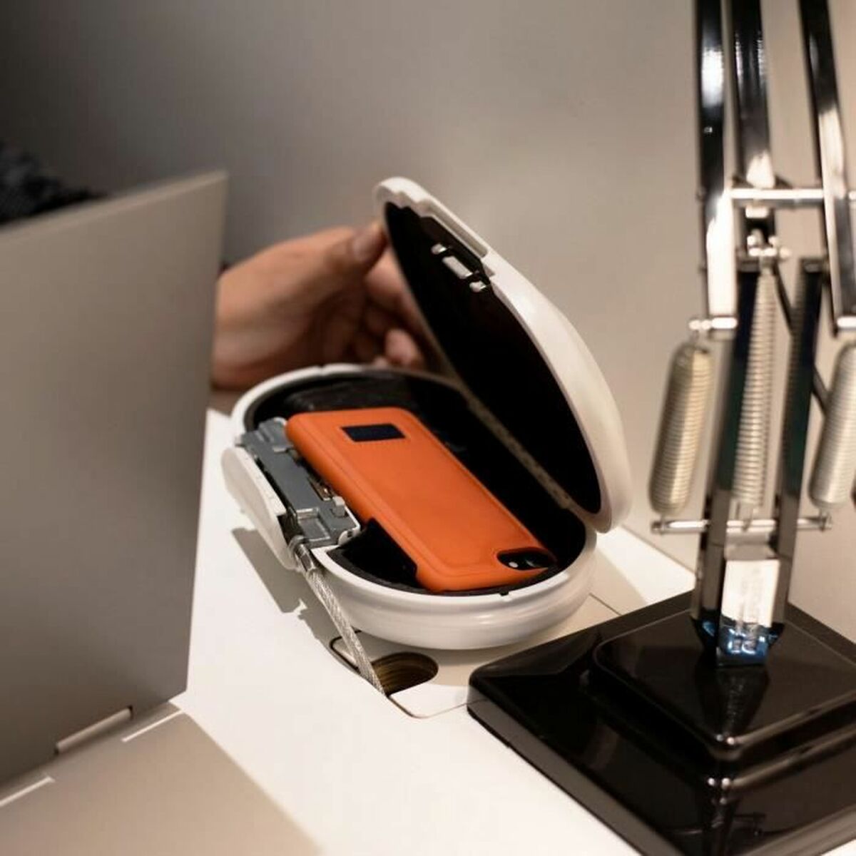 V8H942F3C7E0140985D51B51D528E7E4170R7022421P3